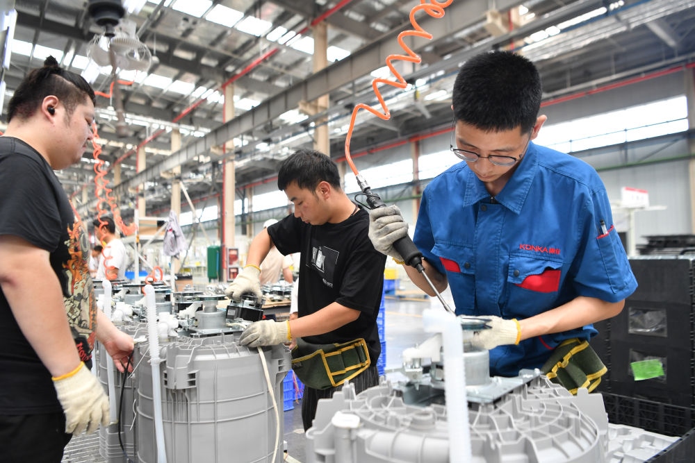 2023年7月20日，工人在位于西安國際港務(wù)區(qū)的陜西康佳智能家電有限公司生產(chǎn)車間工作。 新華社記者 張博文 攝