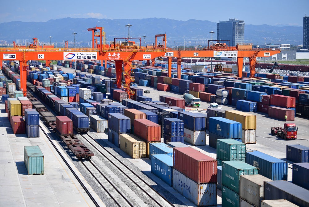 長安號中歐班列在西安新筑車站內(nèi)裝卸集裝箱（2019年8月15日攝）。新華社記者 邵瑞 攝