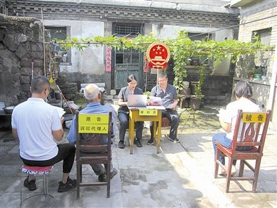 圖②：法庭在農(nóng)家小院開展巡回審判。