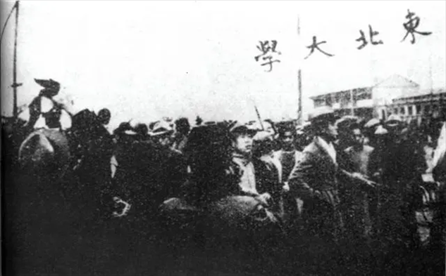 △東北大學(xué)學(xué)生走在一二·九請(qǐng)?jiān)赣涡嘘?duì)伍最前列。