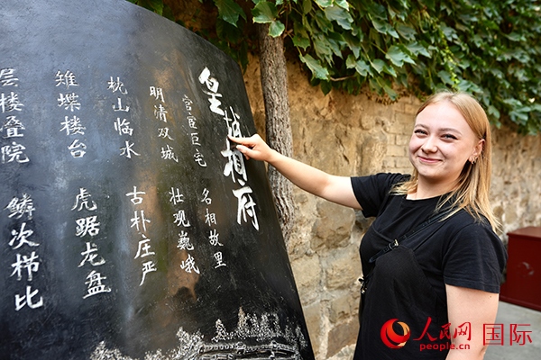 選手金雪花（波蘭）在古堡內(nèi)留影。人民網(wǎng) 盧鵬宇攝