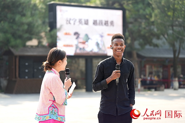 選手王安（乍得）挑戰(zhàn)“漢字英雄·越戰(zhàn)越勇”游戲。人民網(wǎng) 盧鵬宇攝