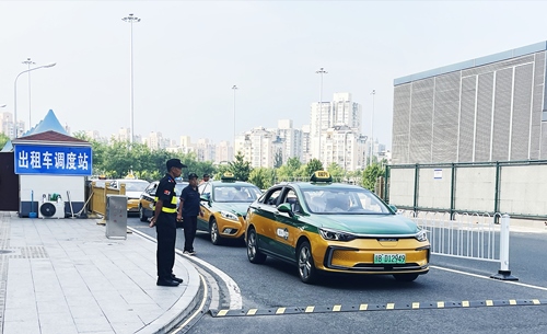 北京南站實施出租車北廣場落客分流，實現(xiàn)“落、接”兩用。人民網(wǎng)記者 喬雪峰攝