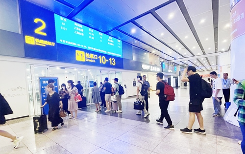 在快速進站廳前排隊等待檢票的旅客。人民網(wǎng)記者 喬雪峰攝