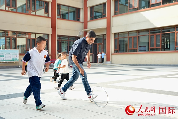 來自巴基斯坦的沙杰在滾鐵環(huán)。人民網(wǎng) 盧鵬宇攝