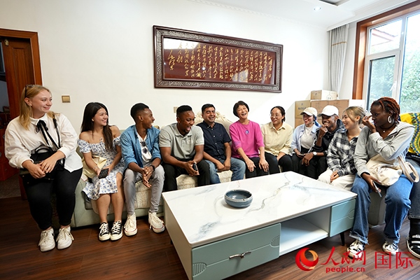 選手們在村民王小留家中做客。人民網(wǎng) 盧鵬宇攝