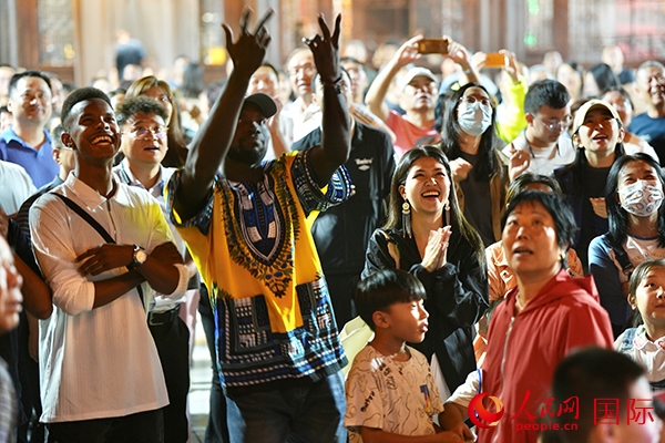 選手體驗(yàn)古城巡游。人民網(wǎng) 盧鵬宇攝