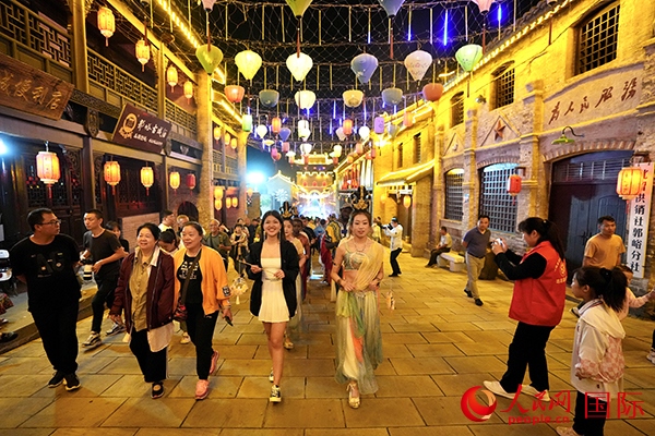 選手體驗(yàn)古城巡游。人民網(wǎng) 盧鵬宇攝
