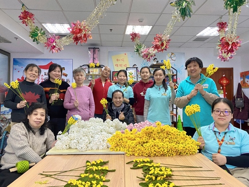 唐占鑫帶領(lǐng)團(tuán)隊(duì)為2022年北京冬奧會(huì)和冬殘奧會(huì)制作頒獎(jiǎng)花束。受訪者供圖