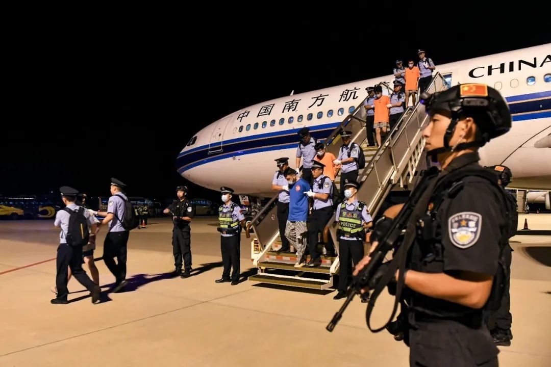 153名實(shí)施跨境裸聊敲詐的犯罪嫌疑人從印度尼西亞被押解回國(guó)。公安部供圖
