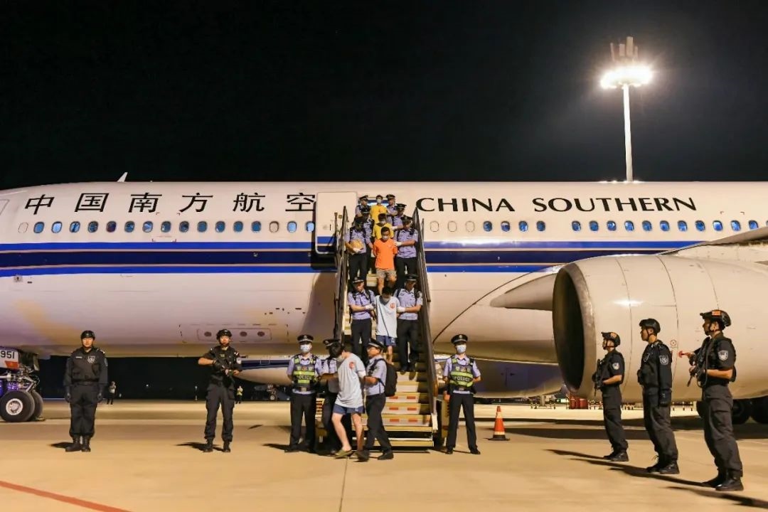 153名實(shí)施跨境裸聊敲詐的犯罪嫌疑人從印度尼西亞被押解回國(guó)。公安部供圖