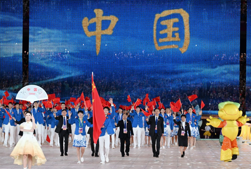 中國代表團在開幕式上入場。