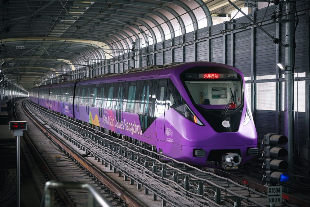 從杭州火車西站出發(fā)，地鐵19號線貫穿杭州火車東站、杭州蕭山機場，“亞運號”地鐵專列運行在這條線路上。