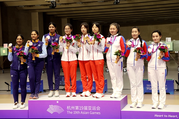 9月24日，杭州亞運(yùn)會(huì)射擊女子10米氣步槍團(tuán)體賽頒獎(jiǎng)儀式。人民網(wǎng)記者 胡雪蓉?cái)z