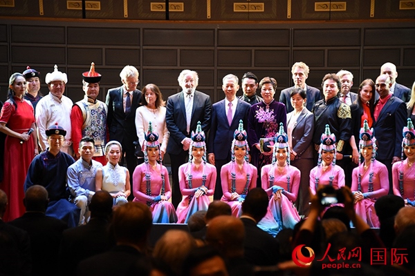 中國駐瑞典大使崔愛民夫婦與演職人員及部分來賓合影留念。人民網(wǎng)記者 殷淼攝