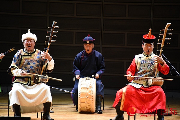 內(nèi)蒙古藝術(shù)劇院表演的《草原頌》劇照。人民網(wǎng)記者 殷淼攝