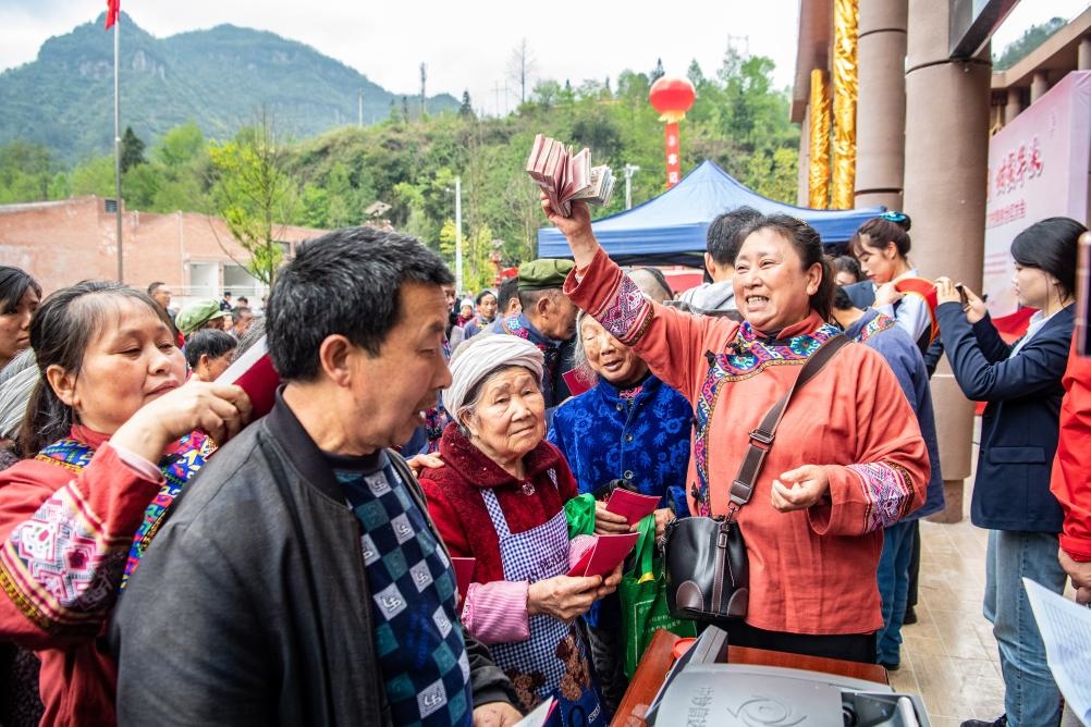 4月13日，在華溪村第五屆分紅大會(huì)上，村民在排隊(duì)領(lǐng)取分紅。新華社記者 唐奕 攝