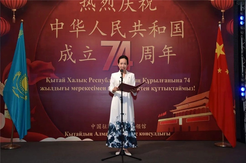 圖為蔣薇總領(lǐng)事致辭。駐阿拉木圖總領(lǐng)館供圖