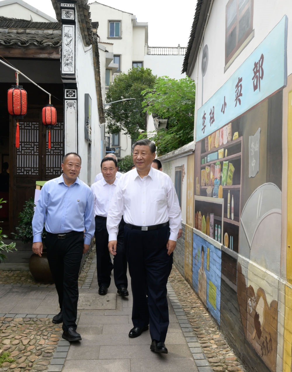 20日上午，習近平在金華市義烏市后宅街道李祖村考察。