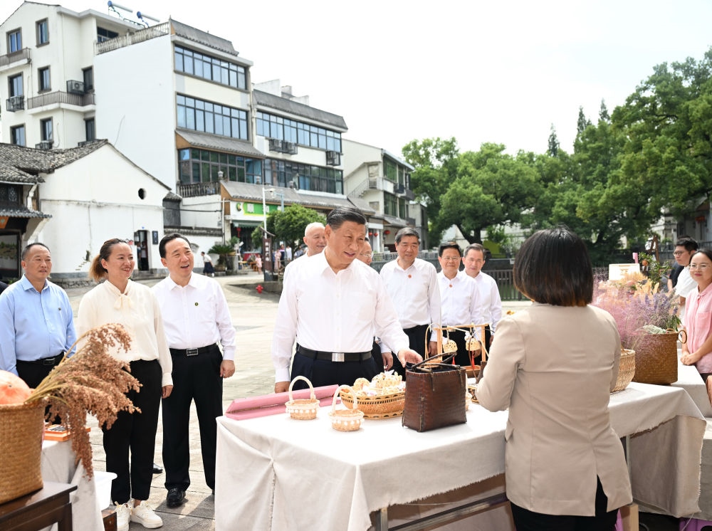 20日上午，習近平在金華市義烏市后宅街道李祖村考察。