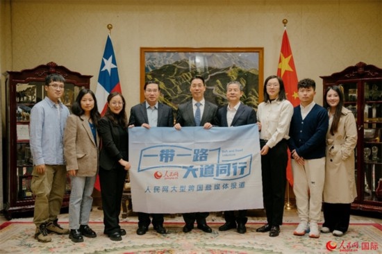 牛清報大使（中）與人民網(wǎng)、人民日報社記者合影。 人民網(wǎng)記者 張若涵攝