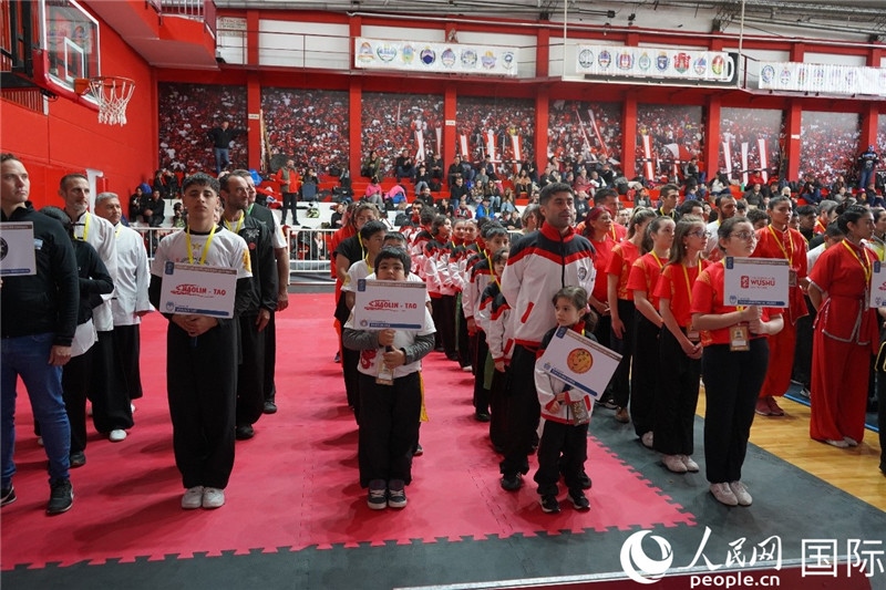 圖為開幕式現(xiàn)場運(yùn)動員入場儀式。人民網(wǎng)記者 許放攝