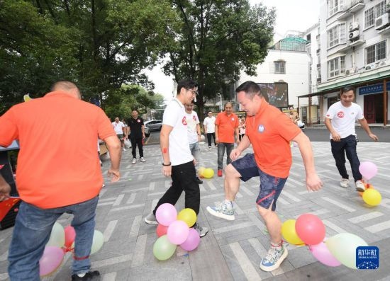 9月28日，在柯橋柯亭社區(qū)，各民族居民參加趣味運動會。