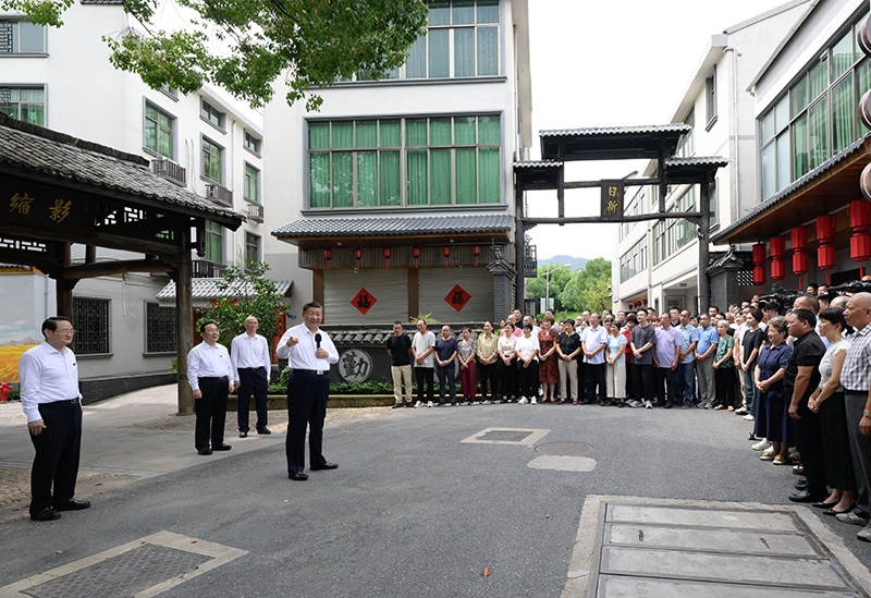 2023年9月20日，習(xí)近平在浙江省金華市義烏市后宅街道李祖村考察時，同群眾親切交流。