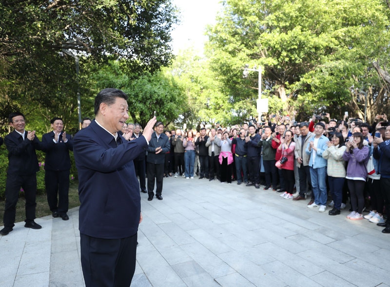 2021年3月24日，習(xí)近平在福建省福州市福山郊野公園考察時，向市民們招手致意。