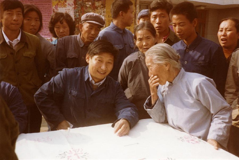 1983年，時任河北正定縣委書記的習(xí)近平（前排居中）臨時在大街上擺桌子聽取老百姓意見。