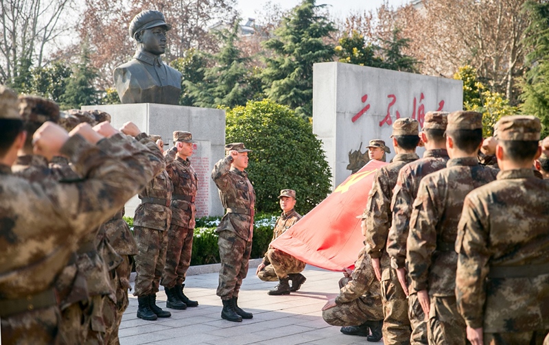 2018年12月14日，陸軍第71集團(tuán)軍某合成旅王杰生前所在連官兵組織黨員重溫入黨誓詞