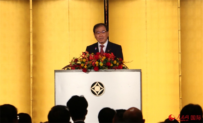 日本經(jīng)濟(jì)團(tuán)體聯(lián)合會(huì)會(huì)長(zhǎng)十倉(cāng)雅和發(fā)表致辭。人民網(wǎng) 許可攝