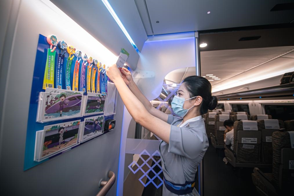 2023年9月16日，復(fù)興號亞運智能動車組列車正式載客運營。新華社記者 江漢 攝