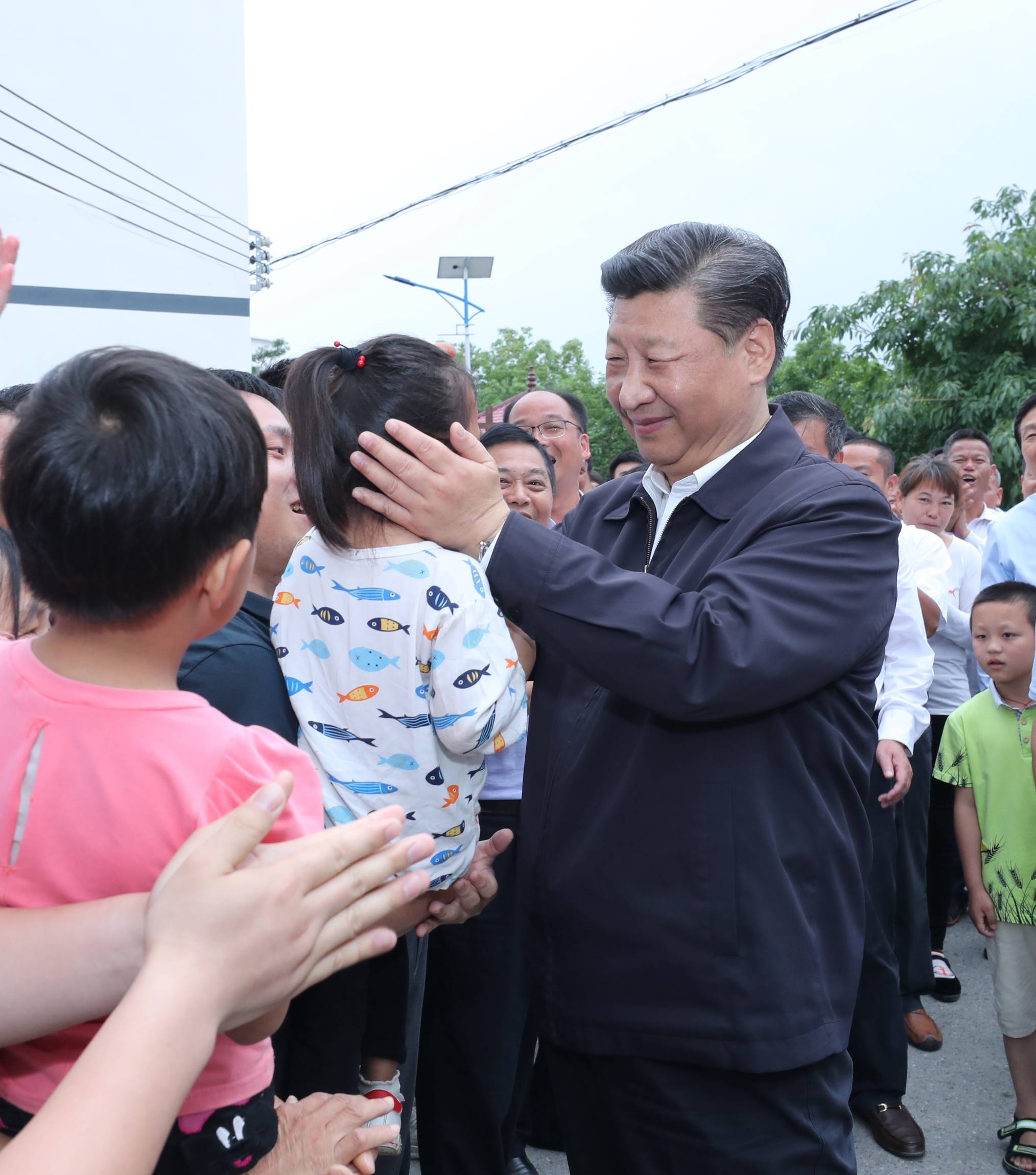 2019年5月20日，中共中央總書記、國家主席、中央軍委主席習(xí)近平深入贛南老區(qū)考察調(diào)研。這是習(xí)近平來到贛州市于都縣梓山鎮(zhèn)潭頭村親切看望老區(qū)群眾。新華社記者 鞠鵬 攝