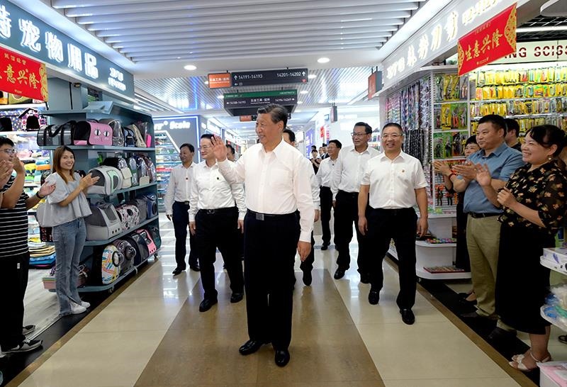 △2023年9月20日，習(xí)近平總書記在浙江義烏國際商貿(mào)城考察時，同商戶親切交流。