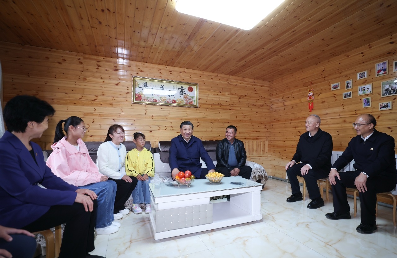 △2023年9月6日，習(xí)近平總書記在大興安嶺地區(qū)漠河市北極村同村民史瑞娟一家親切交談。