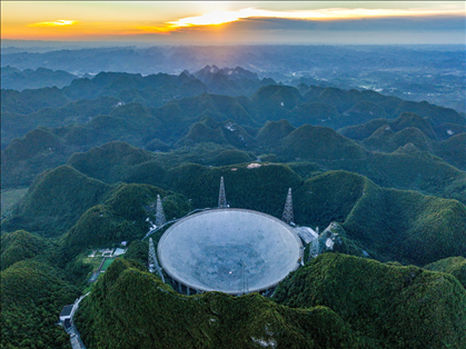 “中國(guó)天眼”全景（維護(hù)保養(yǎng)期間拍攝）。新華社記者 歐東衢 攝