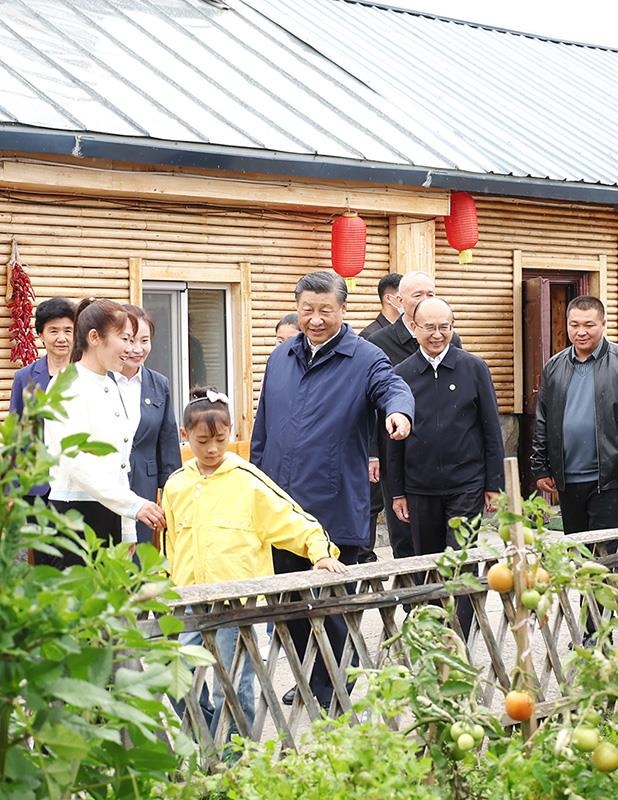 △2023年9月6日，習(xí)近平總書記在黑龍江漠河市北極村村民史瑞娟家的民宿小院考察。