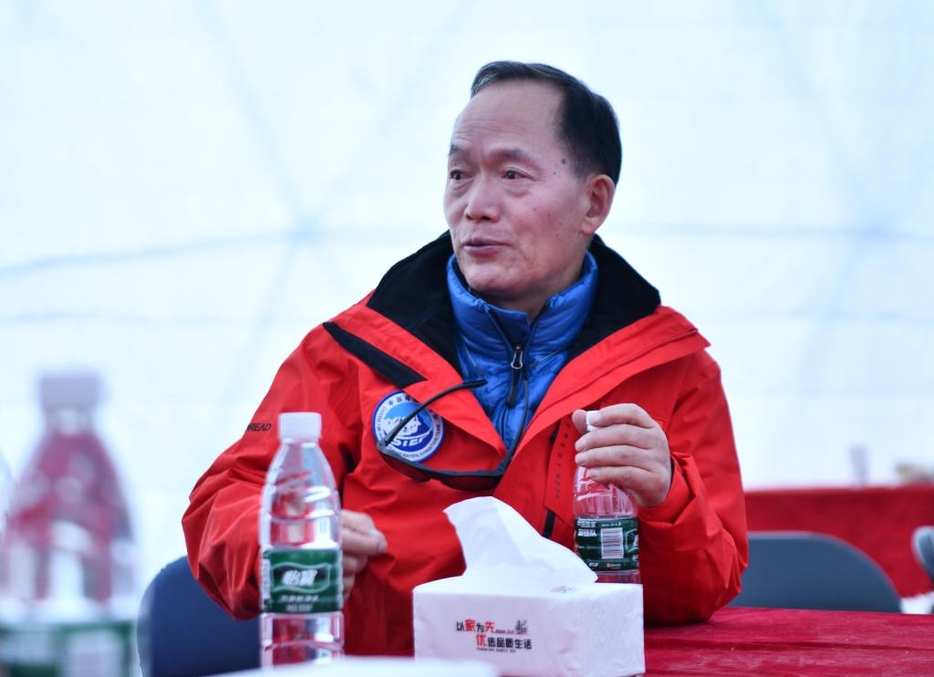 中國科學(xué)院院士、第二次青藏科考隊(duì)隊(duì)長姚檀棟在卓奧友峰登山大本營（9月29日攝）。新華社記者晉美多吉 攝