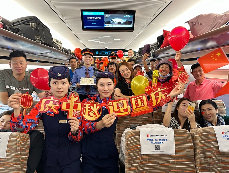 孫柄全與班組人員、旅客共同“慶中秋，迎國慶”。受訪者供圖