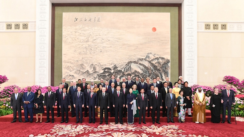 2019年4月26日，習(xí)近平主席和夫人彭麗媛在北京人民大會(huì)堂舉行宴會(huì)，歡迎出席第二屆“一帶一路”國(guó)際合作高峰論壇的外方領(lǐng)導(dǎo)人夫婦及嘉賓。這是習(xí)近平和彭麗媛同外方領(lǐng)導(dǎo)人夫婦及嘉賓合影留念。