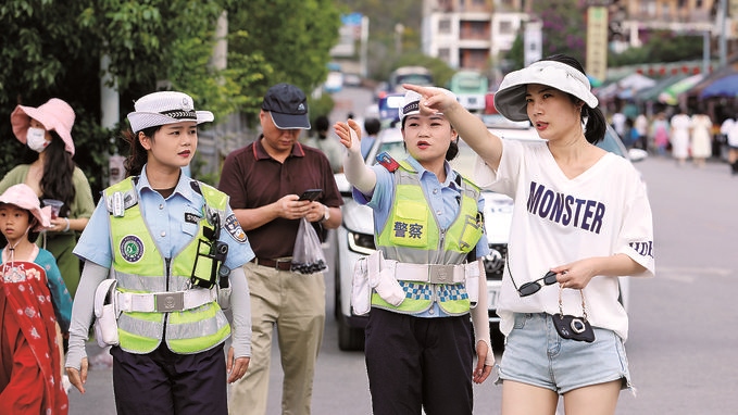 女子中隊(duì)隊(duì)員在小七孔景區(qū)給游客指路。莫玄毅攝