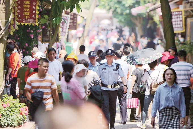 李莊派出所民警在古鎮(zhèn)景區(qū)巡邏。胡澎攝