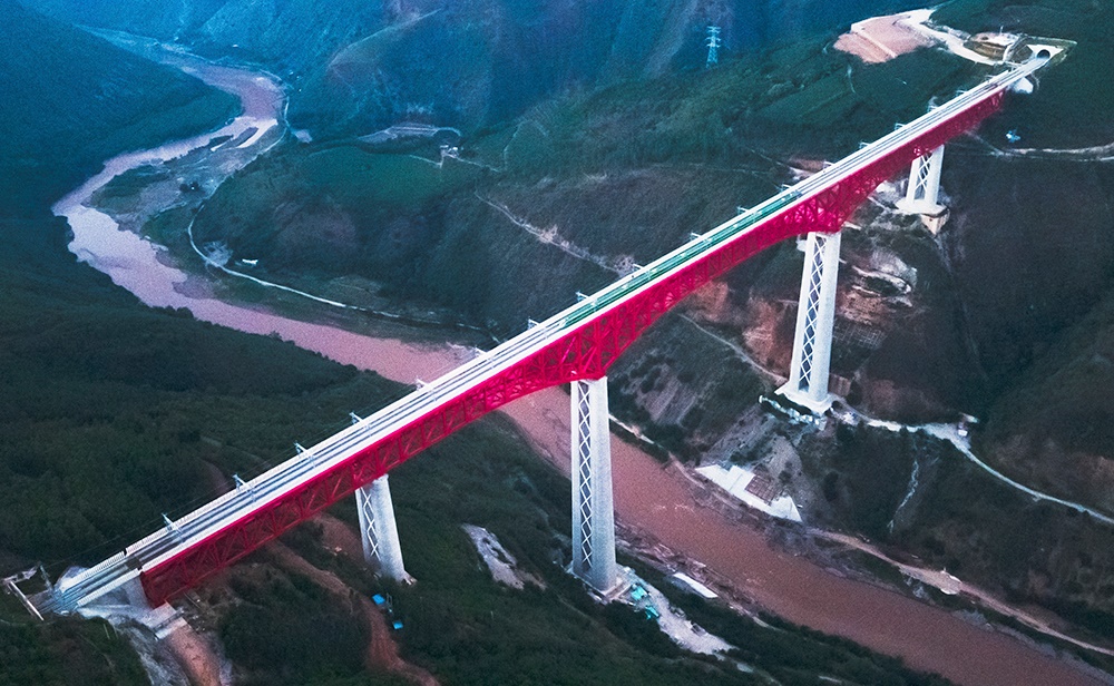 中老鐵路首發(fā)列車(chē)駛過(guò)中國(guó)云南省元江哈尼族彝族傣族自治縣境內(nèi)的元江雙線特大橋（2021年12月3日攝，無(wú)人機(jī)照片）。