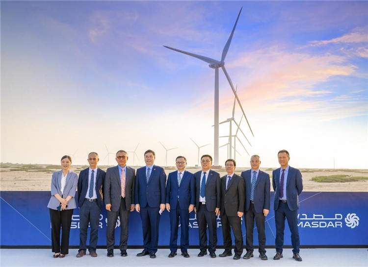 中方建設(shè)者在風(fēng)電場合影。中國電建供圖