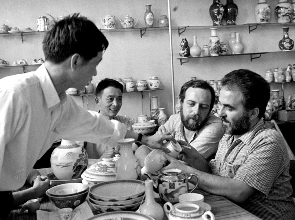 ↑ 在1978年的廣交會(huì)上，意大利客商在洽談選購(gòu)景德鎮(zhèn)瓷器。