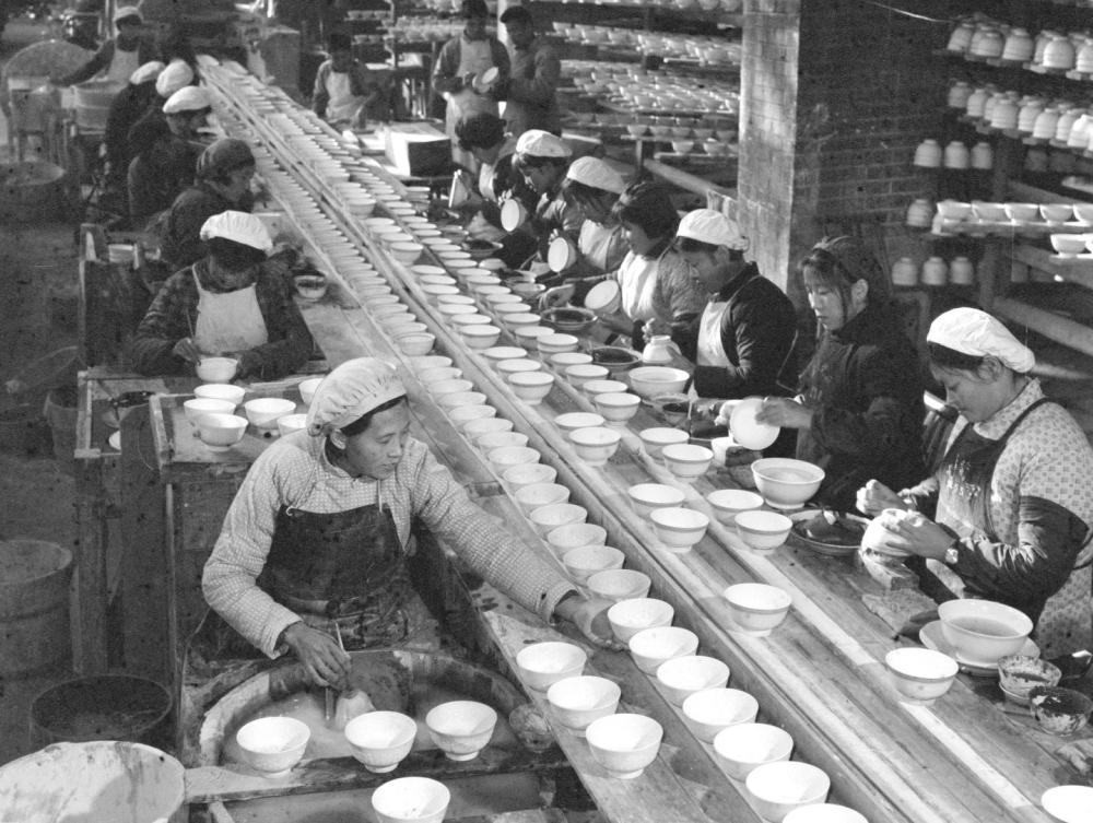 ↑ 1978年，景德鎮(zhèn)為民瓷廠工人生產(chǎn)日用瓷。