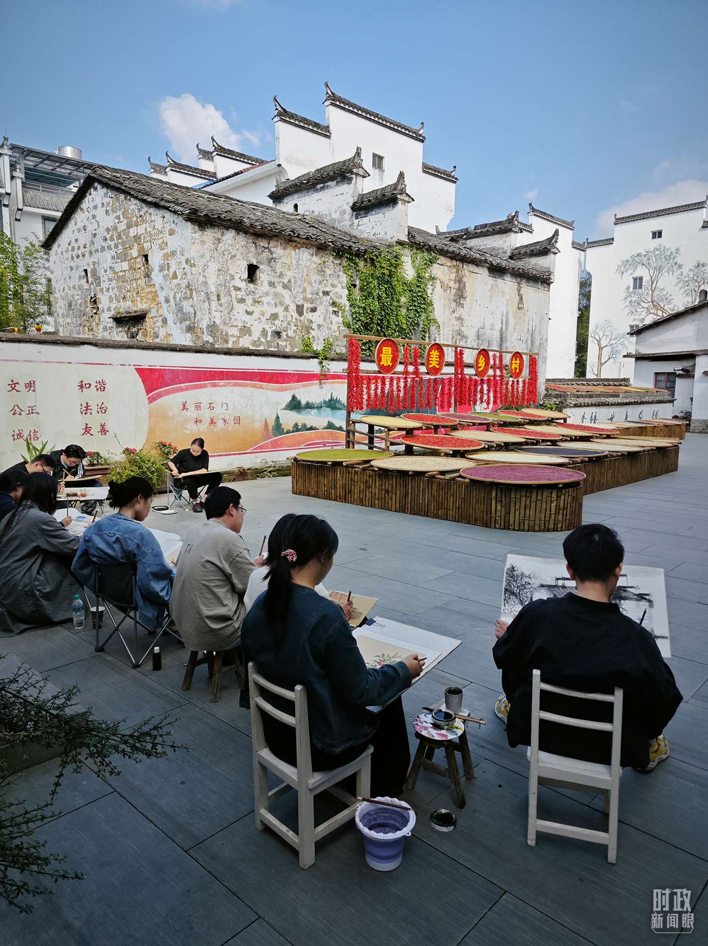 △來(lái)自中國(guó)美術(shù)學(xué)院的同學(xué)在石門村寫生。（總臺(tái)央視記者郁振一拍攝）