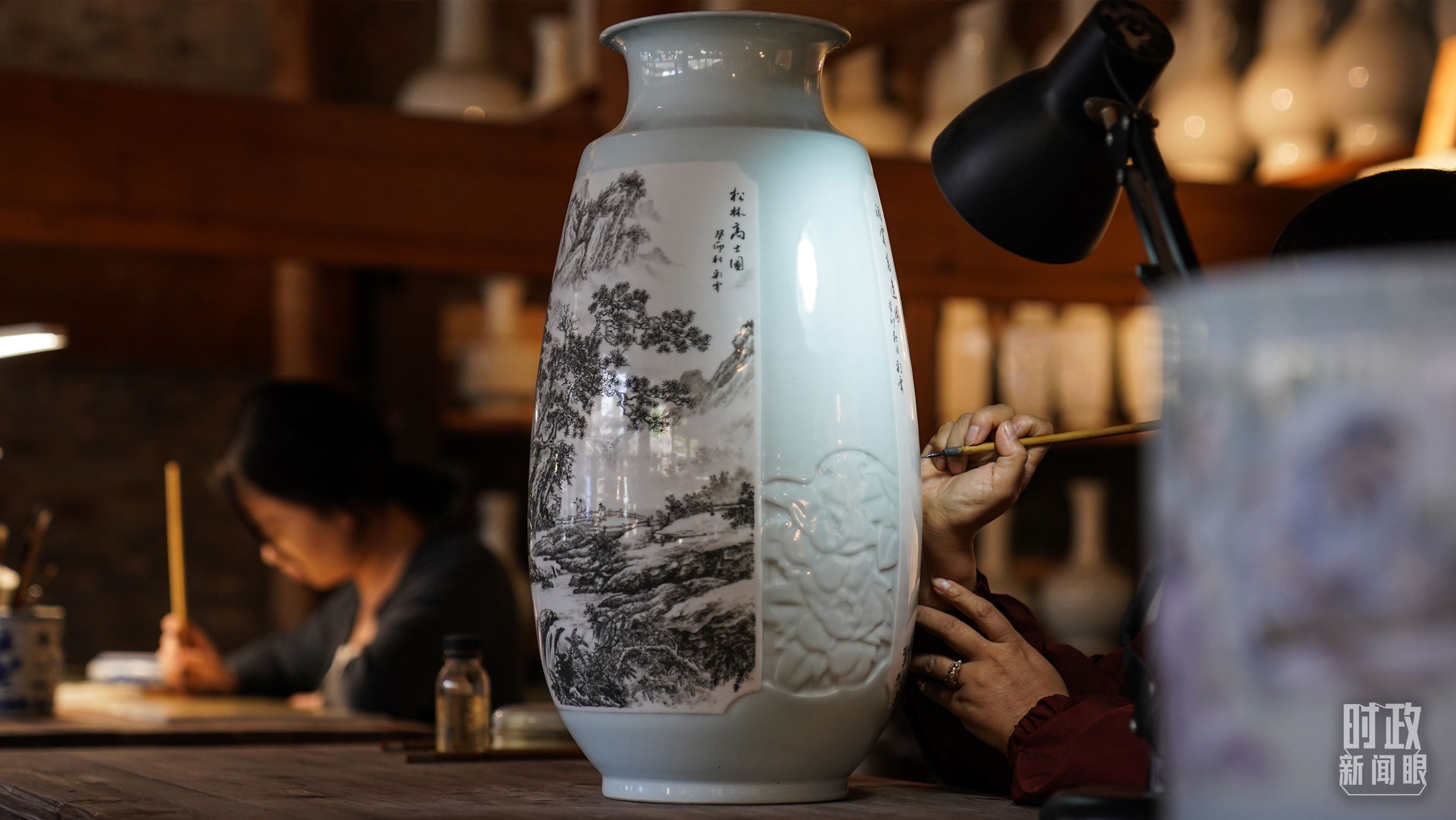 △陶瓷畫師正在繪制瓷器。（總臺(tái)國(guó)廣記者李晉拍攝）