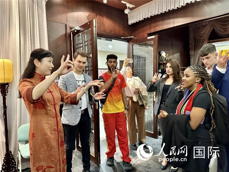 國際民間人士代表團(tuán)參觀古北市民中心昆曲教室。人民網(wǎng)記者 周雨攝